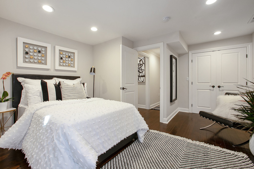 Ispirazione per una camera matrimoniale moderna di medie dimensioni con pareti beige, parquet scuro e pavimento marrone