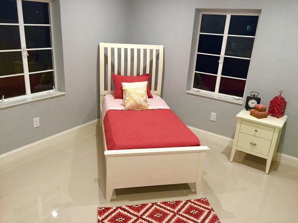 Foto de dormitorio contemporáneo de tamaño medio sin chimenea con paredes grises, suelo de linóleo y suelo blanco