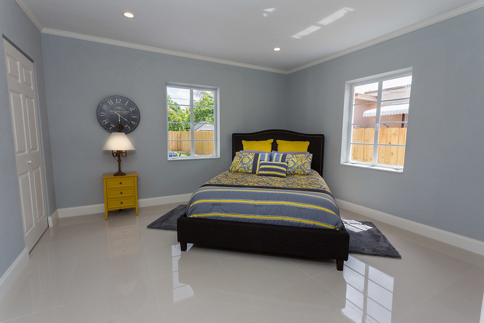 Idée de décoration pour une chambre parentale design de taille moyenne avec un mur bleu, un sol en linoléum, aucune cheminée et un sol beige.