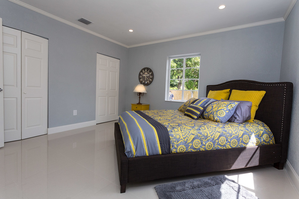 マイアミにある中くらいなコンテンポラリースタイルのおしゃれな主寝室 (青い壁、リノリウムの床、暖炉なし、ベージュの床) のインテリア