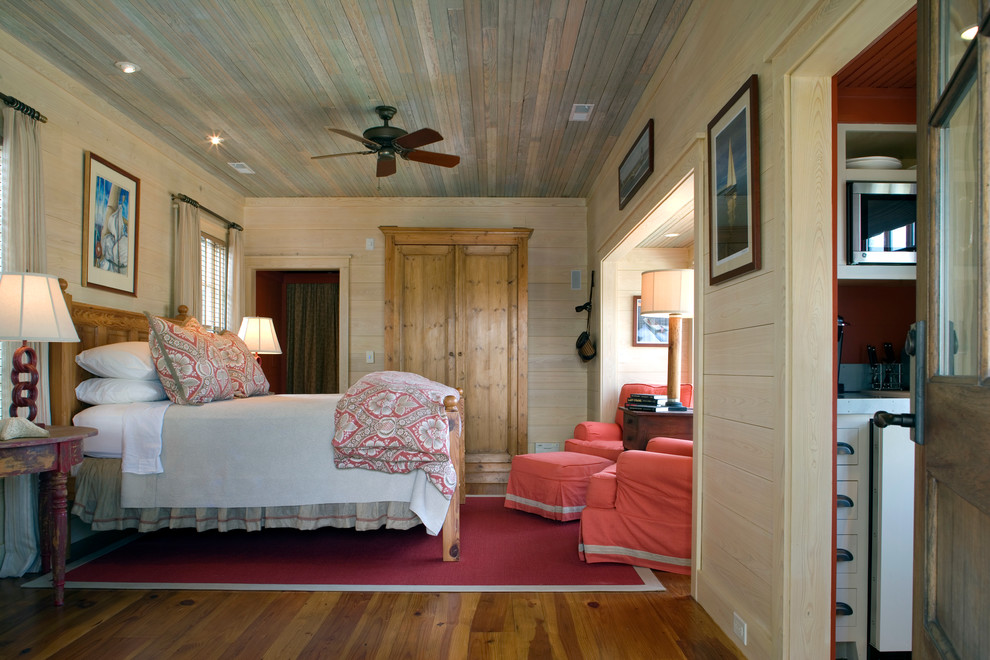 Klassisches Schlafzimmer mit beiger Wandfarbe in Atlanta
