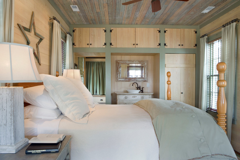 На фото: спальня в стиле кантри с бежевыми стенами