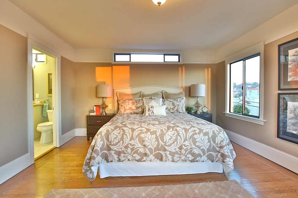 Diseño de dormitorio principal clásico renovado de tamaño medio con paredes beige y suelo de madera clara