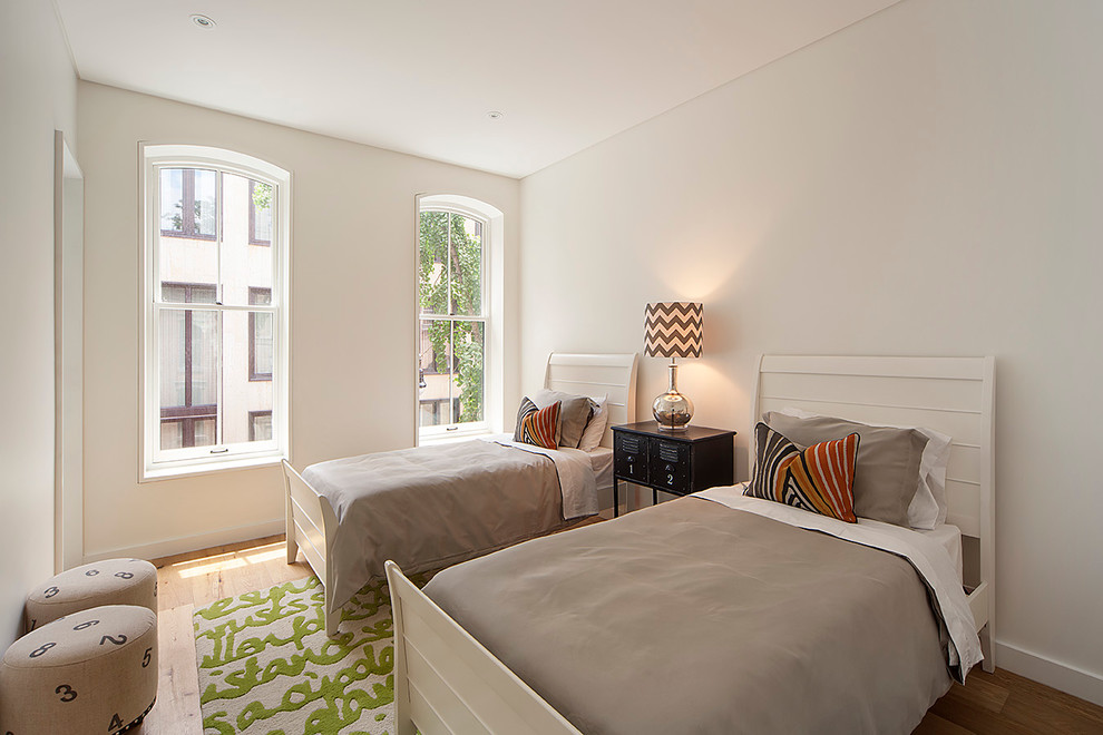 Стильный дизайн: спальня в современном стиле с бежевыми стенами и паркетным полом среднего тона - последний тренд