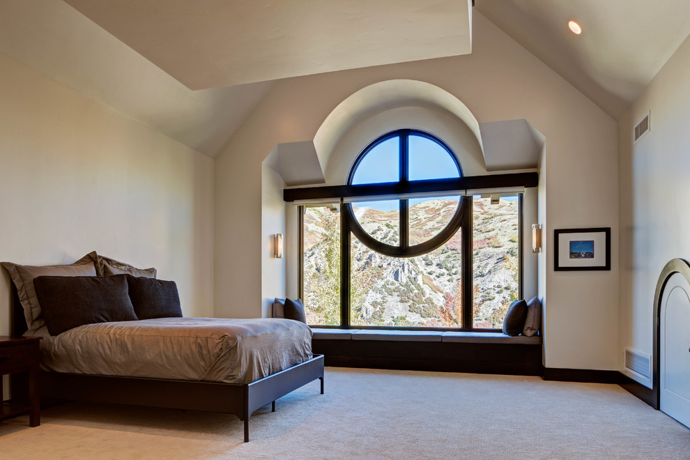 Ejemplo de habitación de invitados clásica renovada grande sin chimenea con paredes beige y moqueta
