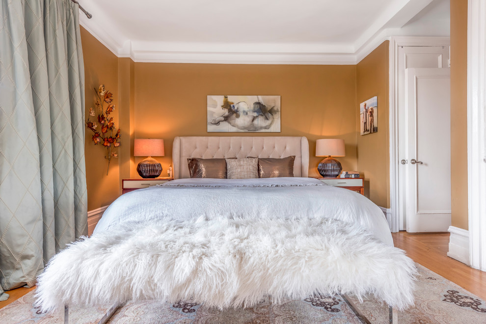 Großes Stilmix Schlafzimmer ohne Kamin, im Loft-Style mit gelber Wandfarbe und hellem Holzboden in New York