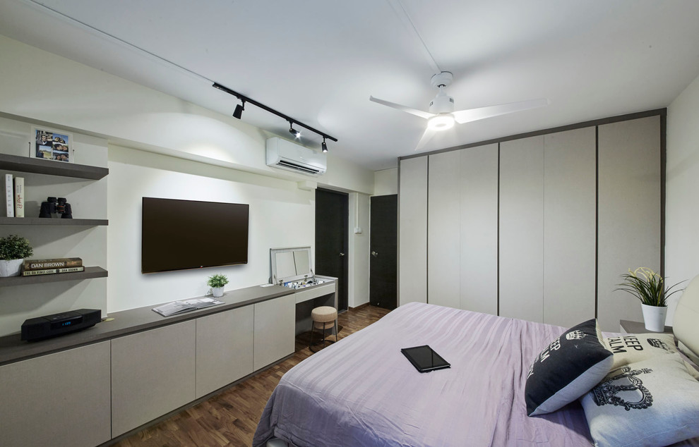 Пример оригинального дизайна: хозяйская спальня среднего размера в современном стиле с белыми стенами и полом из фанеры