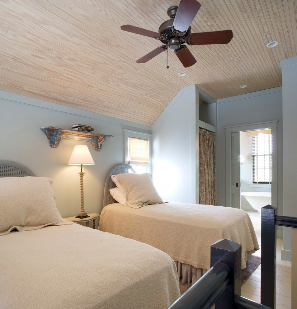 На фото: гостевая спальня (комната для гостей) в стиле кантри с белыми стенами и светлым паркетным полом без камина с