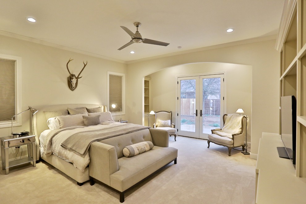 Ejemplo de dormitorio principal tradicional grande con paredes beige, moqueta y suelo gris