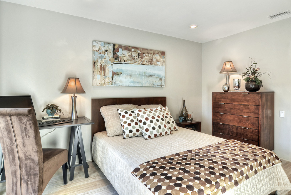 Modernes Schlafzimmer mit grauer Wandfarbe und hellem Holzboden in Orange County