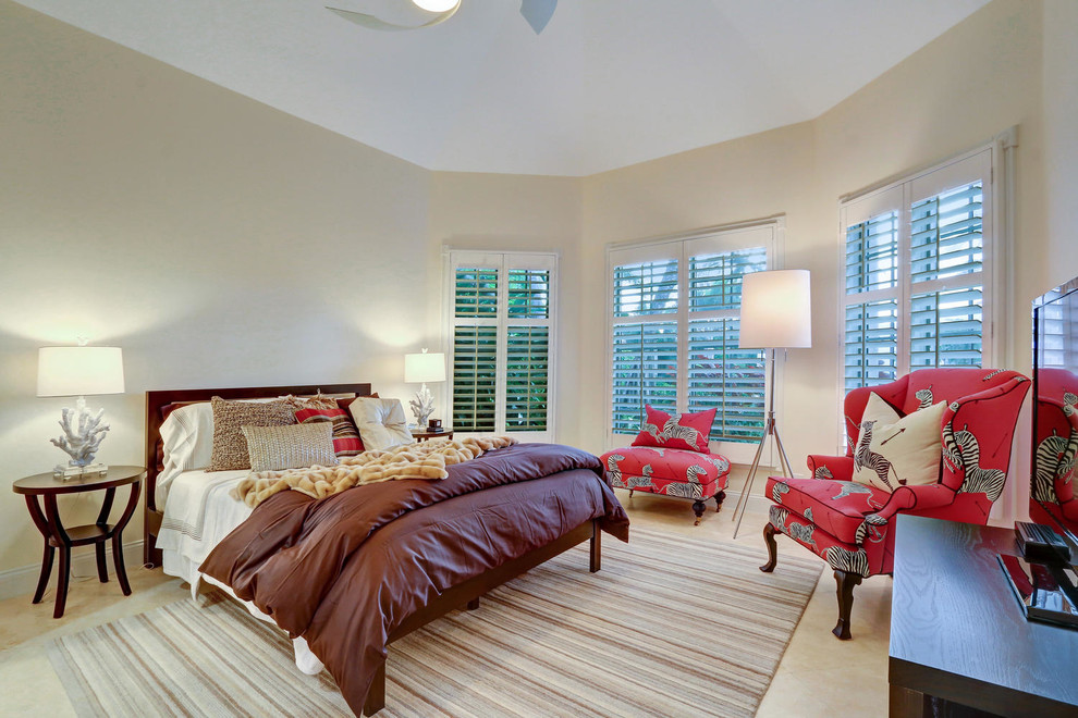 マイアミにあるトランジショナルスタイルのおしゃれな寝室 (ベージュの壁、ベージュの床) のインテリア