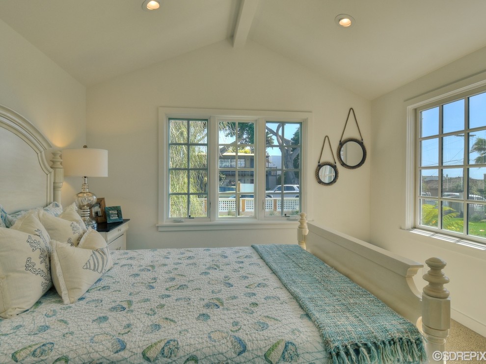 На фото: маленькая гостевая спальня (комната для гостей) в морском стиле с белыми стенами и ковровым покрытием для на участке и в саду