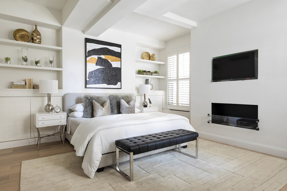 Foto di una camera da letto minimal con pareti bianche, pavimento in legno massello medio, camino lineare Ribbon e pavimento marrone