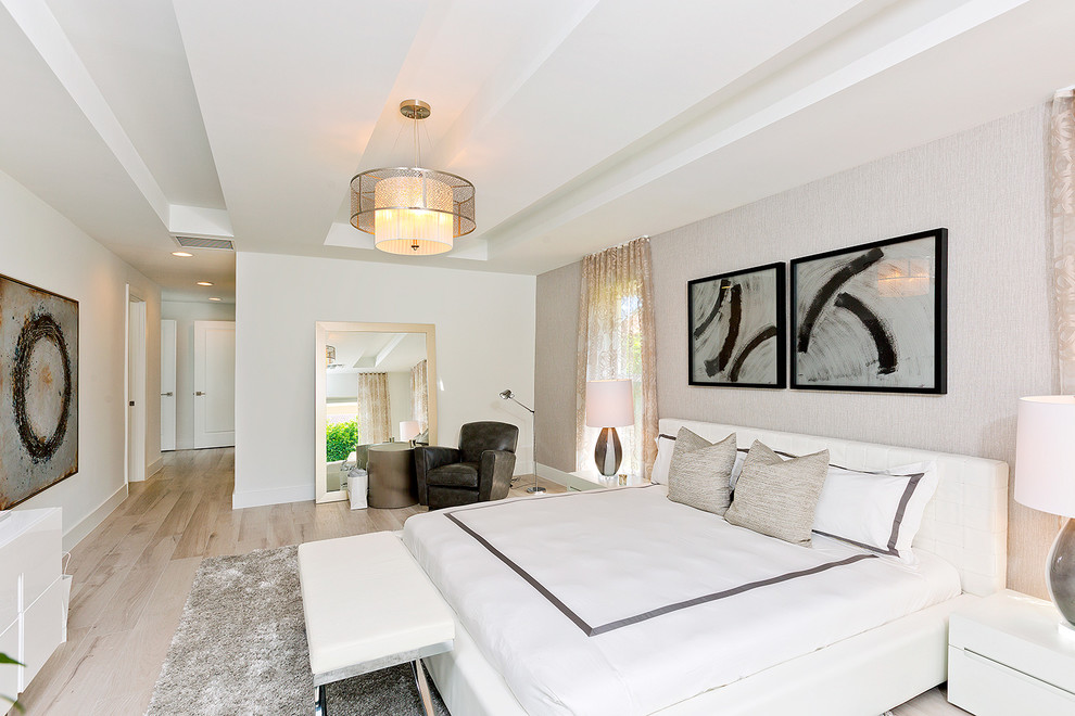 Пример оригинального дизайна: спальня в стиле неоклассика (современная классика) с белыми стенами и светлым паркетным полом