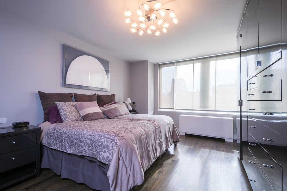 Modelo de habitación de invitados contemporánea de tamaño medio con paredes púrpuras y suelo de madera oscura