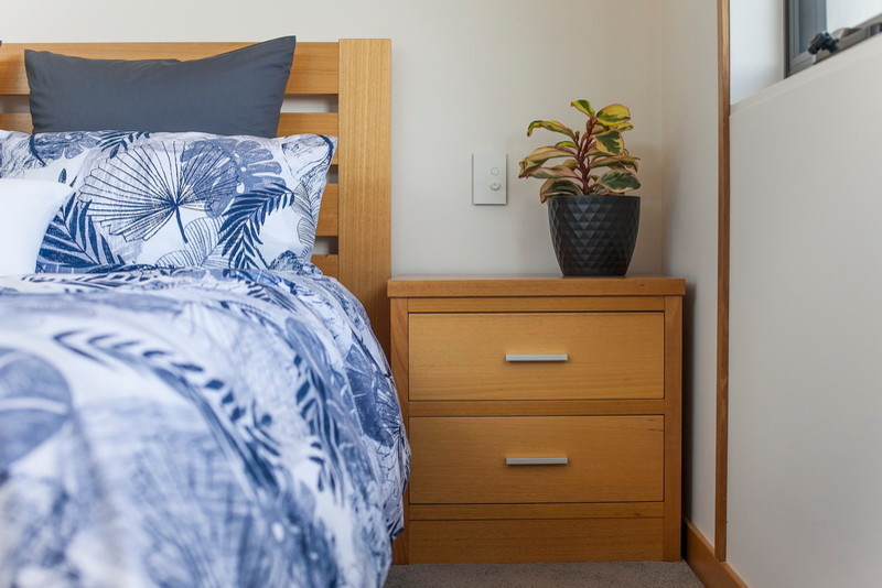 Ejemplo de dormitorio principal minimalista de tamaño medio con paredes blancas y moqueta