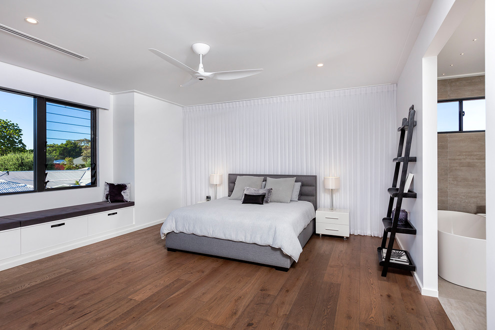 Modernes Hauptschlafzimmer mit weißer Wandfarbe und braunem Holzboden in Perth
