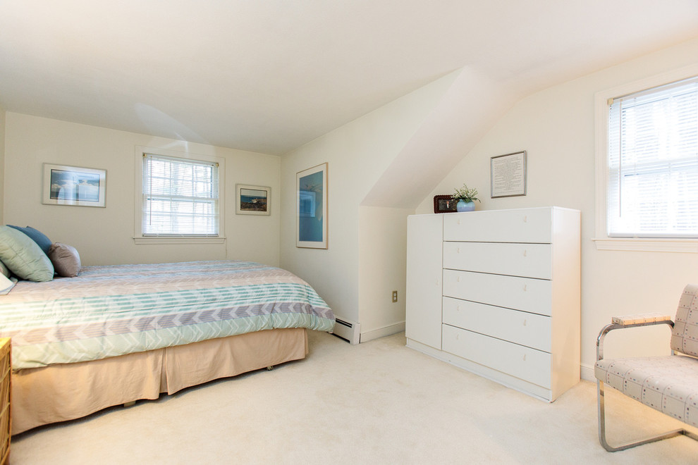 Foto de habitación de invitados tradicional de tamaño medio con paredes beige y moqueta