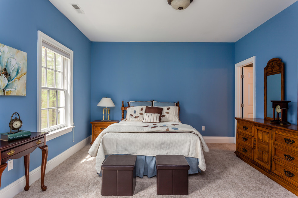 Mittelgroßes Klassisches Hauptschlafzimmer mit blauer Wandfarbe, Teppichboden und beigem Boden in Bridgeport