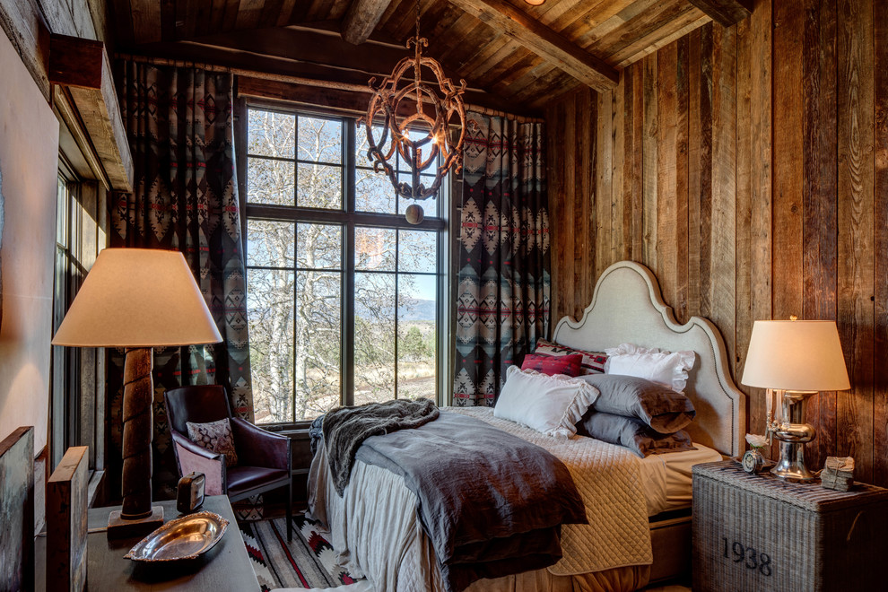 Foto de dormitorio principal rústico grande con paredes marrones, suelo de madera en tonos medios y todas las chimeneas
