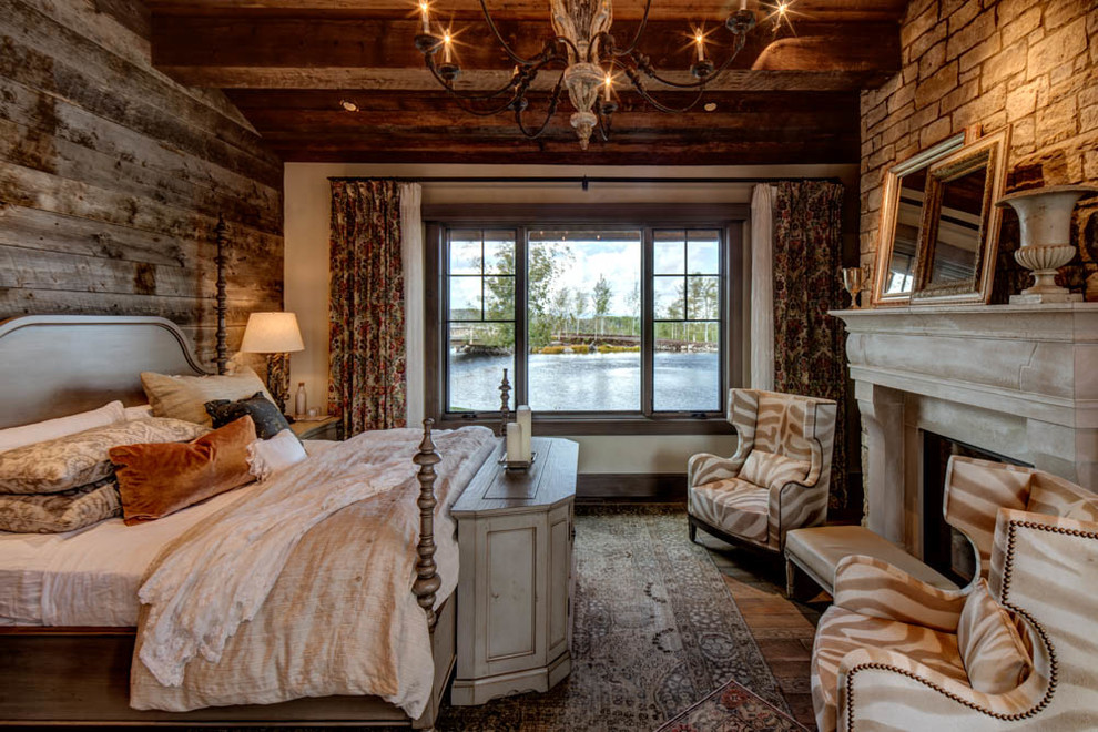 Foto de dormitorio principal rústico grande con paredes marrones, suelo de madera en tonos medios y todas las chimeneas