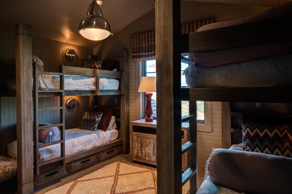 Imagen de dormitorio principal rústico grande con paredes marrones, suelo de madera en tonos medios y todas las chimeneas