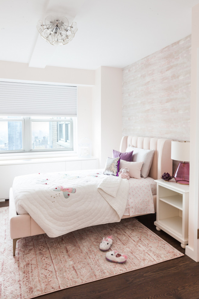 Mittelgroßes Modernes Gästezimmer mit rosa Wandfarbe, dunklem Holzboden, braunem Boden und Tapetenwänden in New York