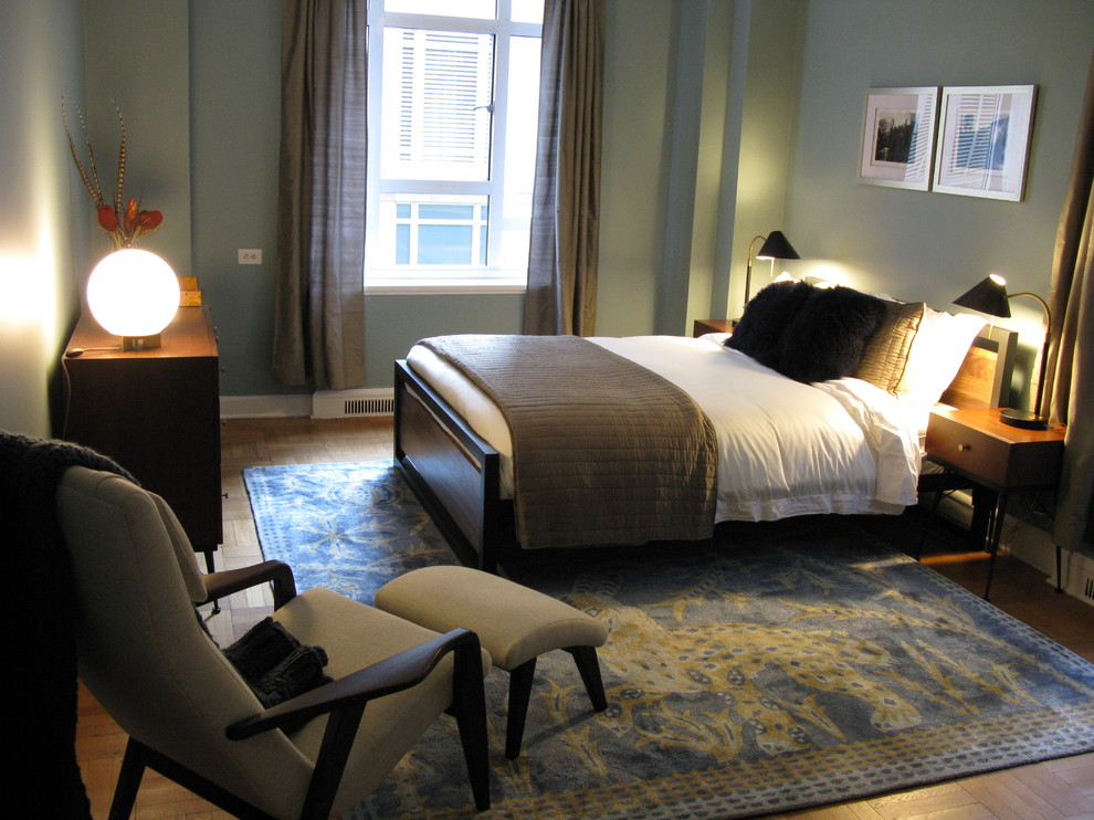 На фото: большая хозяйская спальня в стиле модернизм с синими стенами, паркетным полом среднего тона и коричневым полом без камина