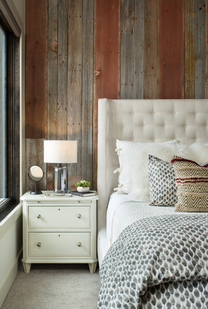 На фото: хозяйская спальня в стиле рустика с разноцветными стенами, ковровым покрытием и серым полом с