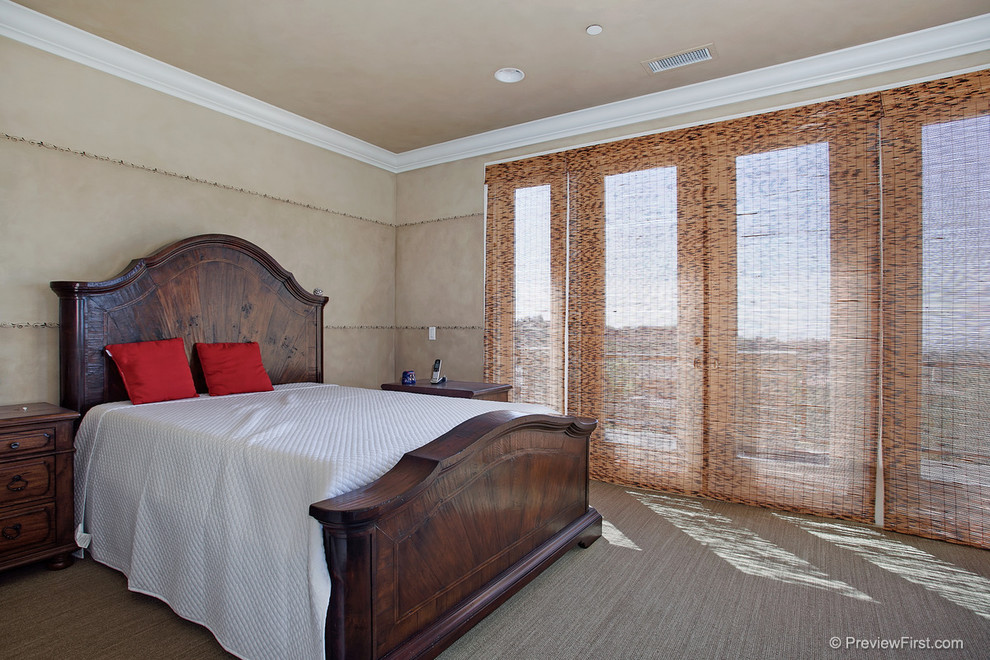 Ejemplo de dormitorio principal clásico renovado grande con paredes beige, suelo de madera en tonos medios y todas las chimeneas