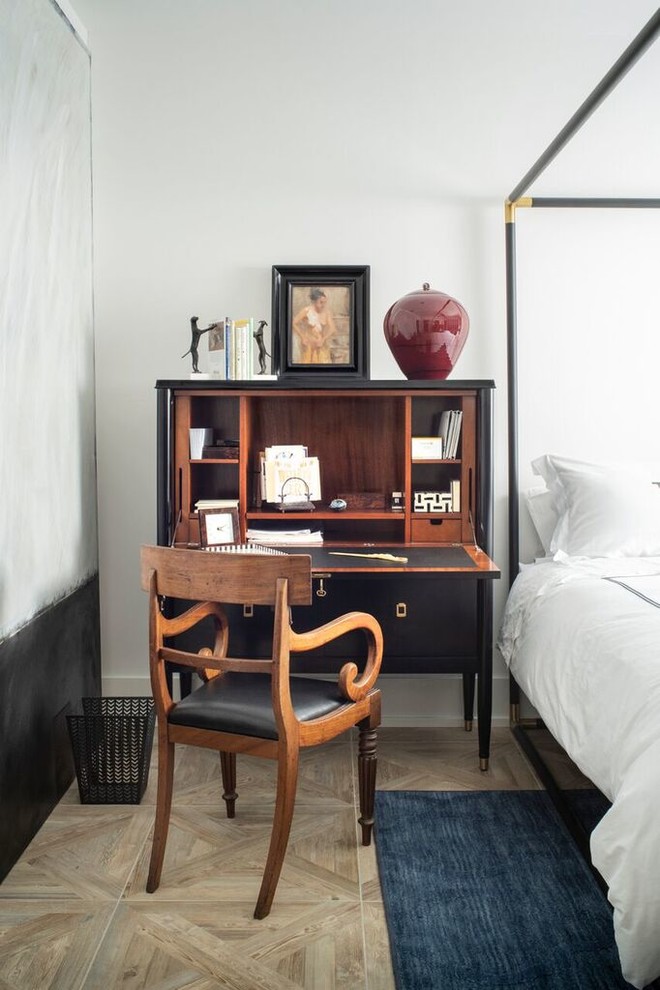Foto de dormitorio principal minimalista grande sin chimenea con paredes blancas, suelo de mármol y suelo gris