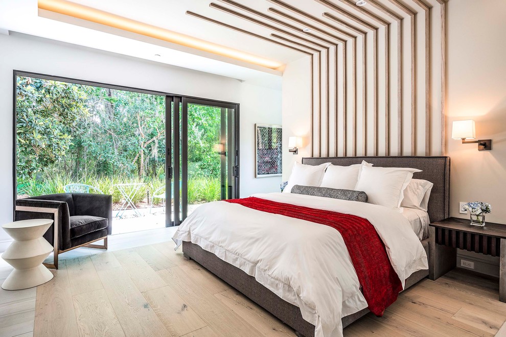 Modernes Hauptschlafzimmer mit weißer Wandfarbe, hellem Holzboden und beigem Boden in Orlando