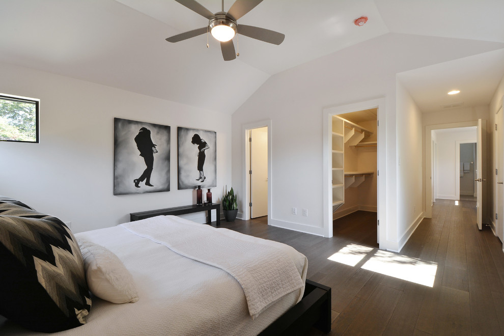 Immagine di una camera da letto moderna con pareti bianche e pavimento in legno massello medio