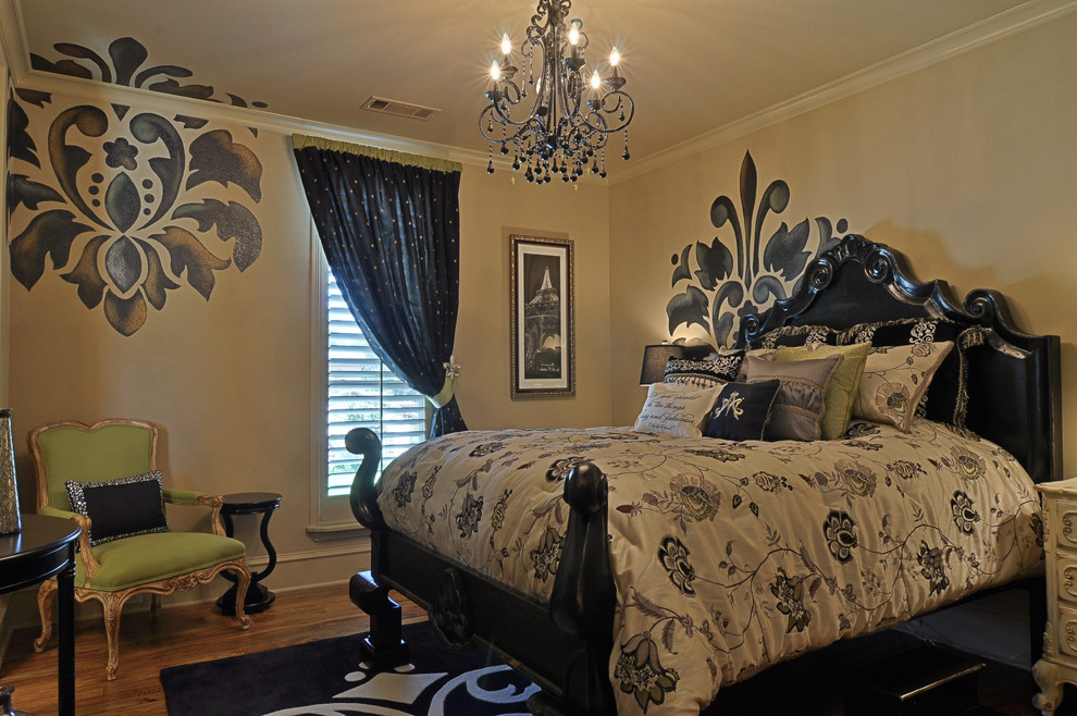 Design ideas for a traditional bedroom in Dallas.