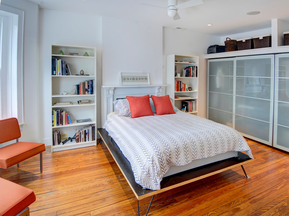 Mittelgroßes Modernes Hauptschlafzimmer mit weißer Wandfarbe und braunem Holzboden in Richmond