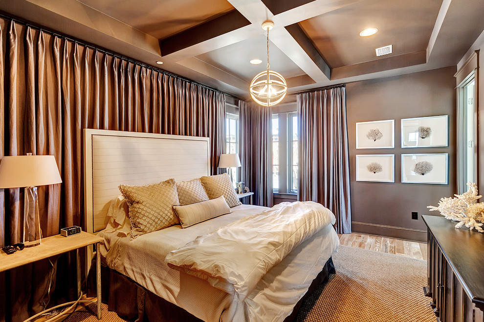 Imagen de dormitorio costero con paredes marrones y suelo de madera en tonos medios