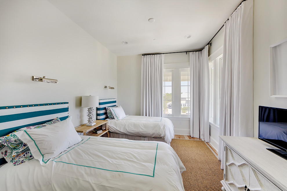 Идея дизайна: гостевая спальня (комната для гостей) в морском стиле с бежевыми стенами