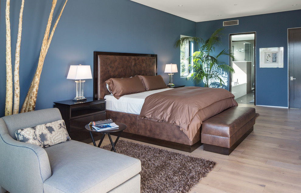 Diseño de dormitorio principal y abovedado moderno grande con paredes grises, suelo de madera clara y suelo beige