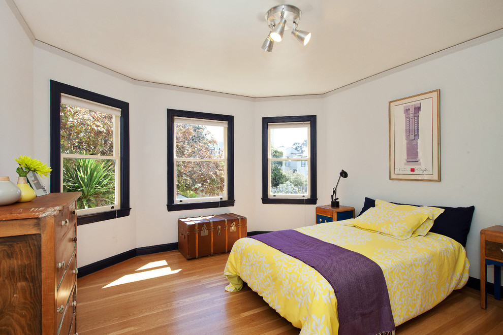 サンフランシスコにある中くらいなコンテンポラリースタイルのおしゃれな客用寝室 (グレーの壁、淡色無垢フローリング) のレイアウト