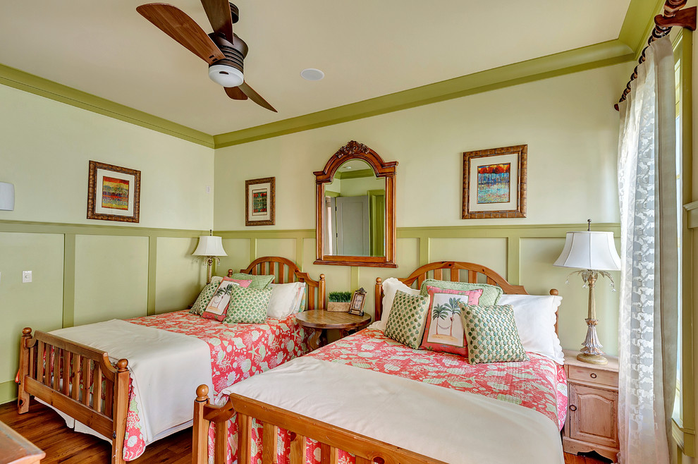 На фото: спальня в морском стиле с зелеными стенами и паркетным полом среднего тона с