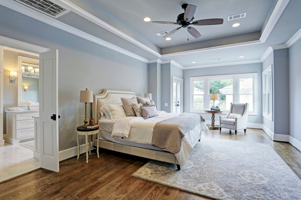 ヒューストンにある巨大なカントリー風のおしゃれな主寝室 (グレーの壁、無垢フローリング、茶色い床、格子天井、グレーの天井)