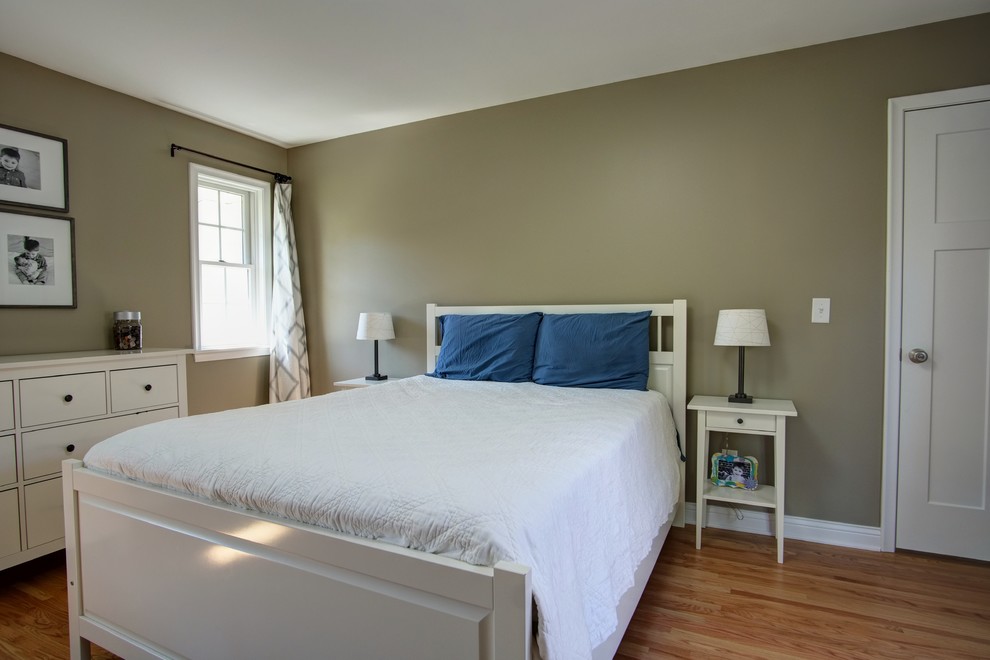 На фото: спальня среднего размера в стиле неоклассика (современная классика) с бежевыми стенами и светлым паркетным полом без камина с