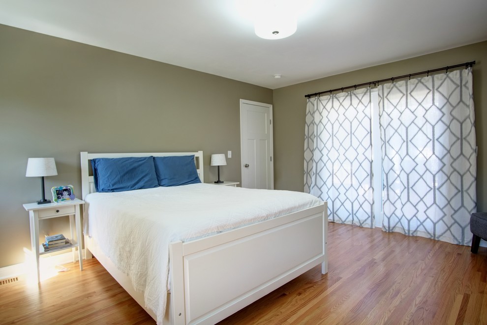 Inspiration pour une chambre traditionnelle de taille moyenne avec un mur beige, parquet clair et aucune cheminée.
