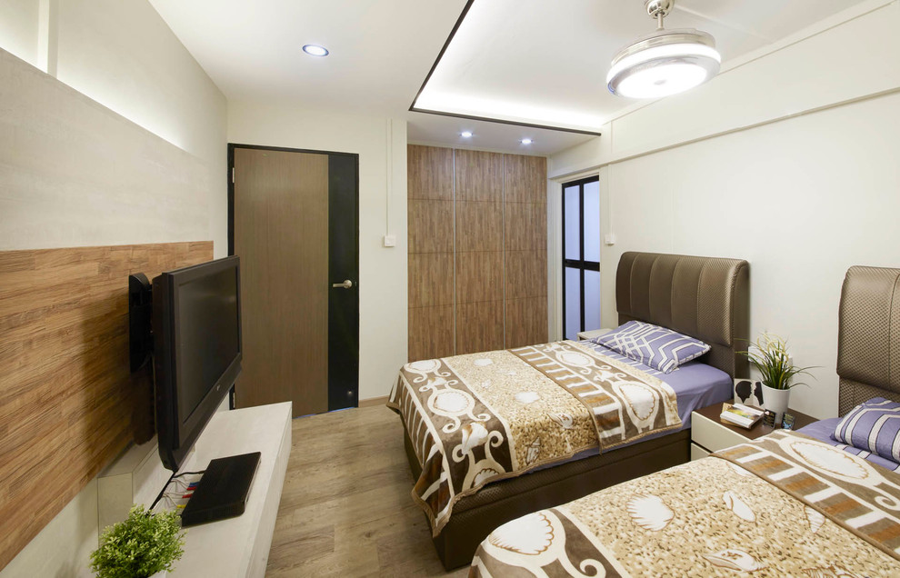 Foto di una camera matrimoniale minimalista di medie dimensioni con pareti blu e pavimento in compensato