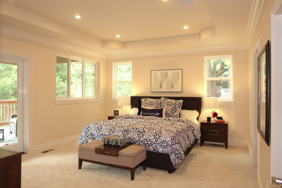 Foto de dormitorio principal de estilo americano grande sin chimenea con paredes beige y moqueta