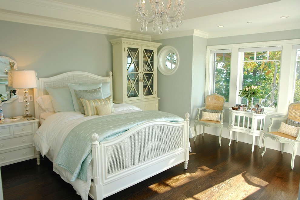 Idée de décoration pour une chambre parentale design de taille moyenne avec un mur bleu et parquet foncé.