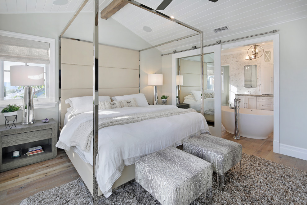 Idéer för ett modernt sovrum, med grå väggar, ljust trägolv och brunt golv