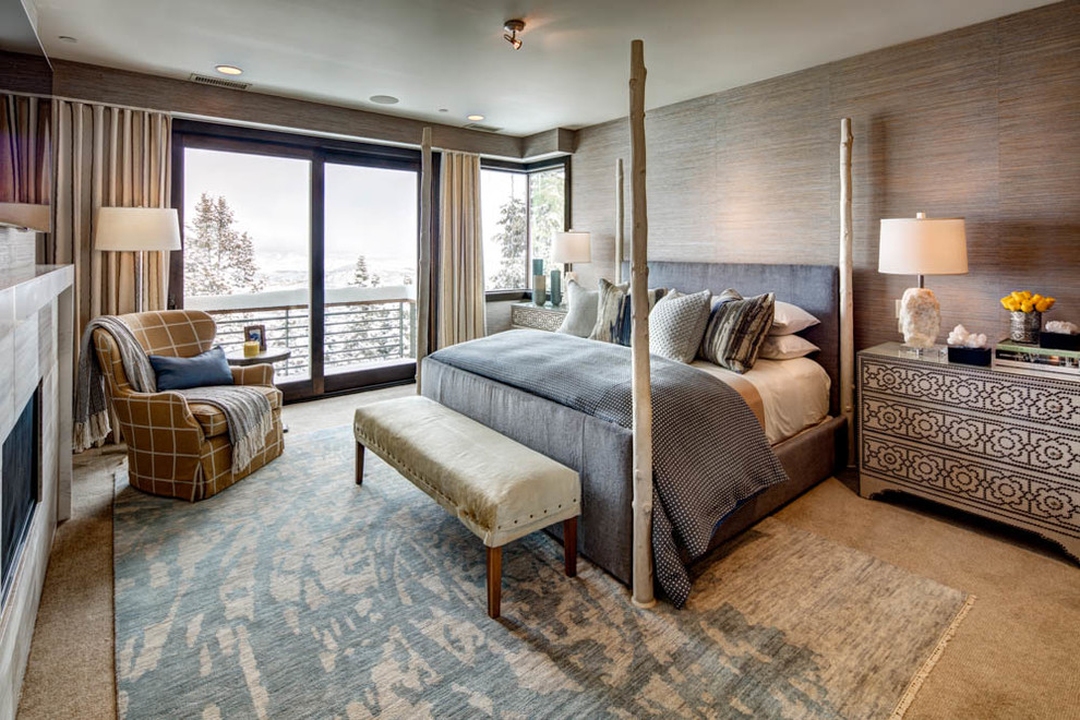 Стильный дизайн: большая хозяйская спальня в современном стиле с ковровым покрытием, двусторонним камином, фасадом камина из металла, коричневым полом и коричневыми стенами - последний тренд