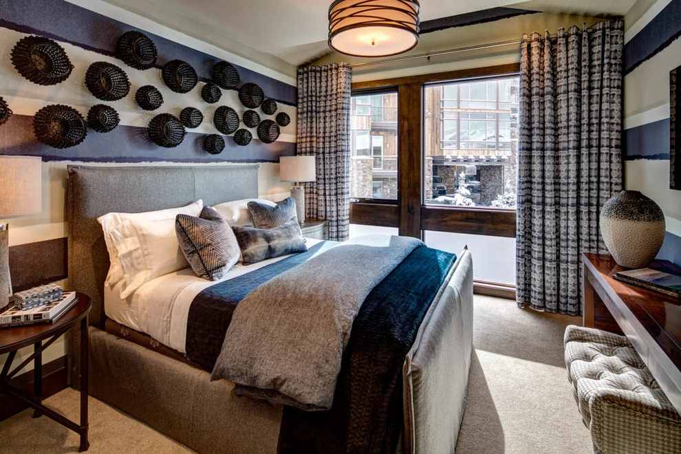 Idee per una camera degli ospiti minimal di medie dimensioni con pareti blu, moquette e pavimento marrone