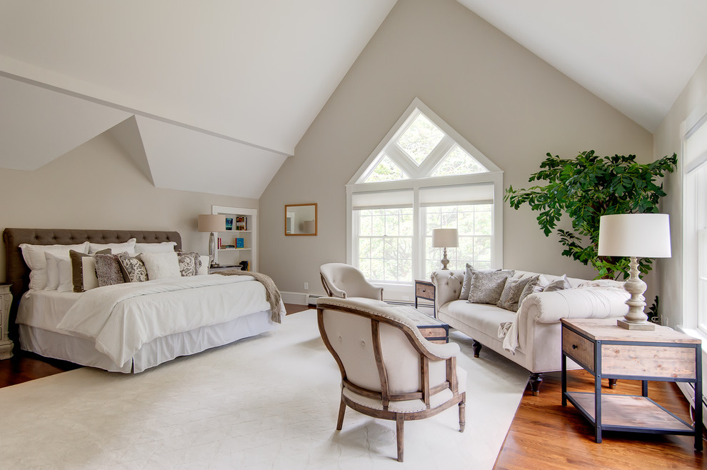 Imagen de dormitorio principal clásico renovado extra grande con paredes beige y suelo de madera en tonos medios